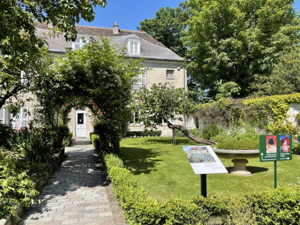 Le musée de Montmartre - Jardins Renoir est un Musée d’art français du quartier de Montmartre et est installé au sein d’un ensemble de bâtiments qui comprend l’hôtel Demarne, la maison du Bel Air et le musée-atelier d'artiste-appartement de Suzanne Valadon et Maurice Utrillo.